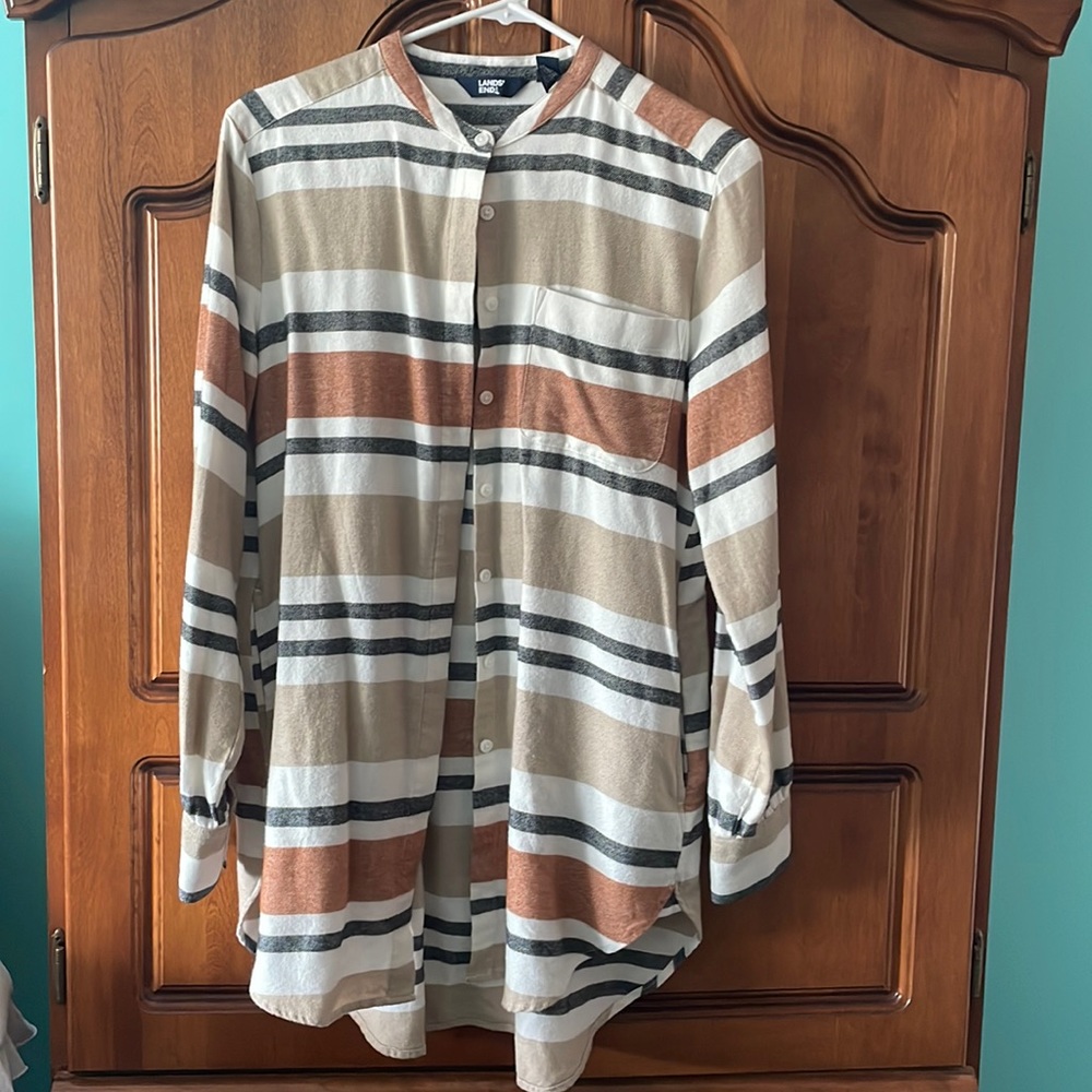 Lands end long sleeve button down tee size S(6-8)